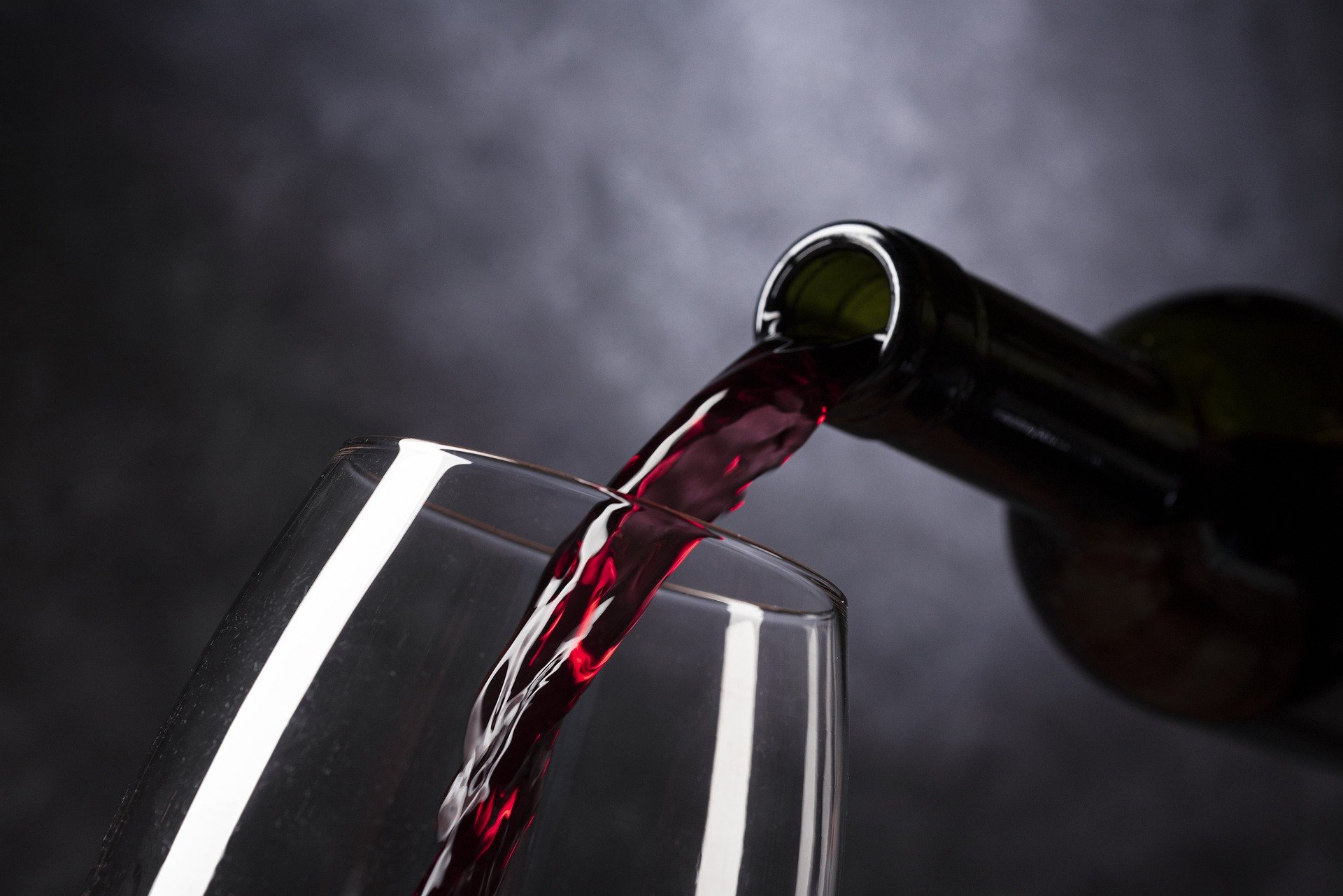 vino rosso vino bianco cantine Bocelli rappresentate da Adorni sas